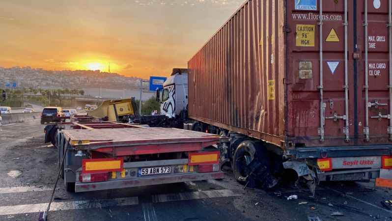 Kocaeli'de park halindeki tıra çarpan tırın sürücüsü ağır yaralandı