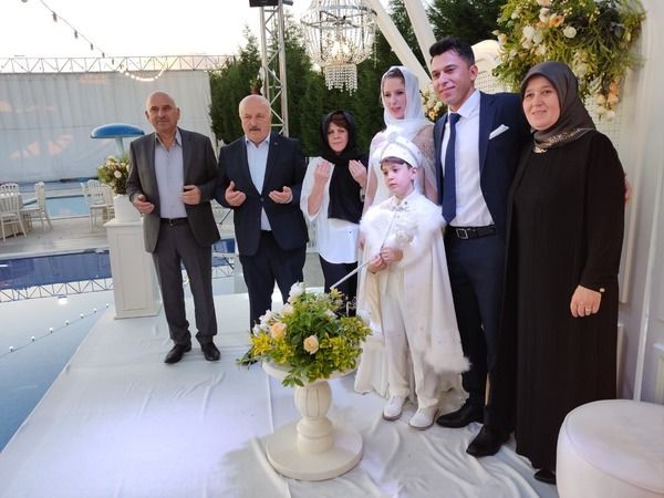 Demirel ve Öztük aileleri sünnet cemiyetinde mutluluğunu paylaştı