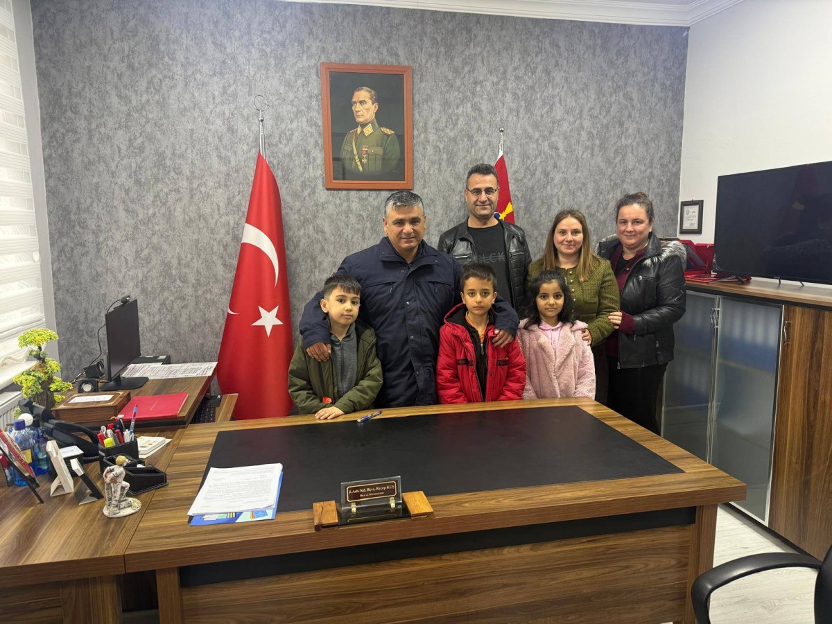 MİNİK YÜREKLER DEVLET YÖNETTİ: PAZARYERİ’NDE 23 NİSAN’DA ANLAMLI TABLO