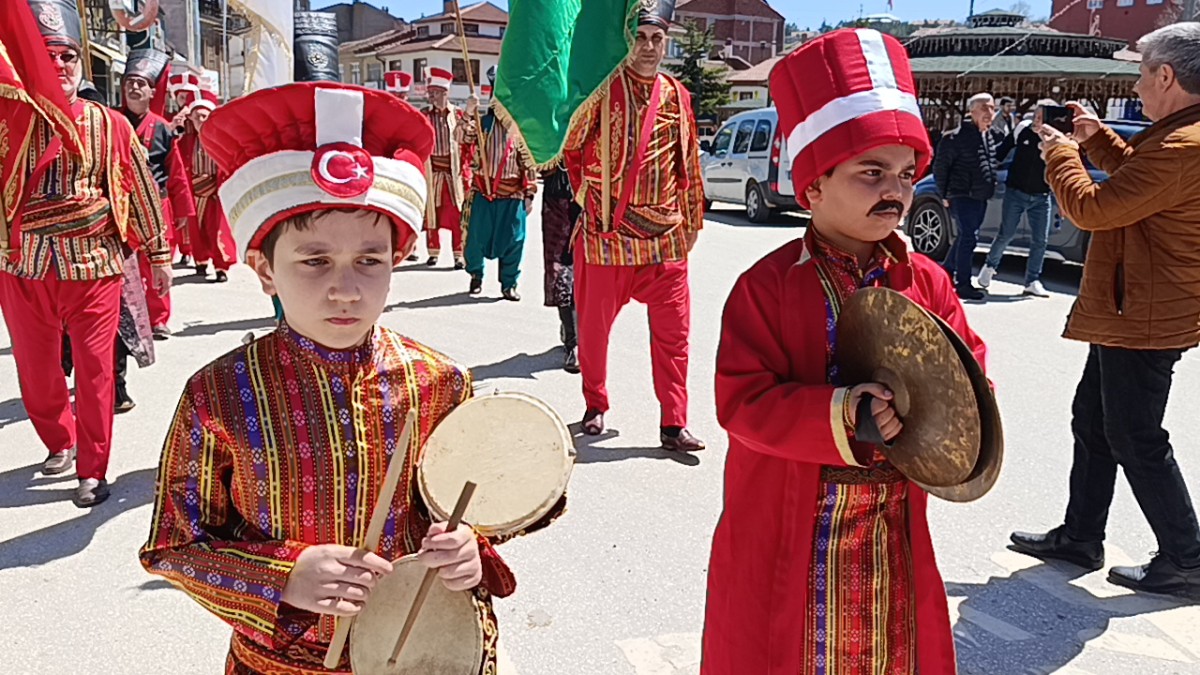 Pazaryeri’nden CHP’li vekillere mehterli gönderme