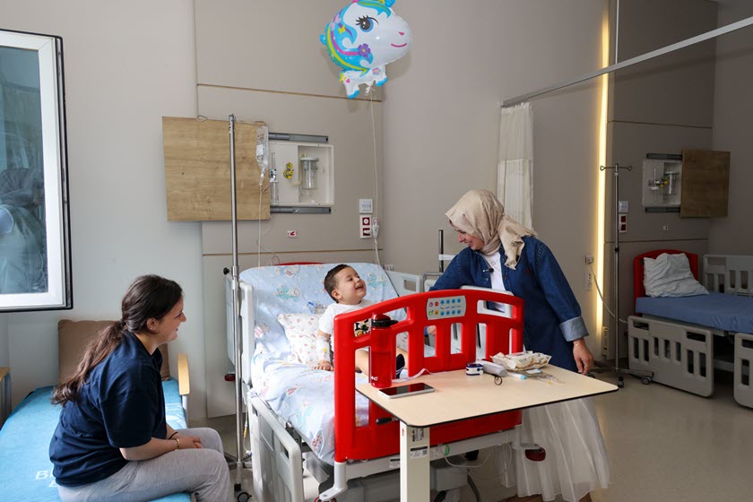 Şefkat Eli Hastane Koridorlarında: Zeynep Sözer’den Minik Yüreklere Moral Ziyareti