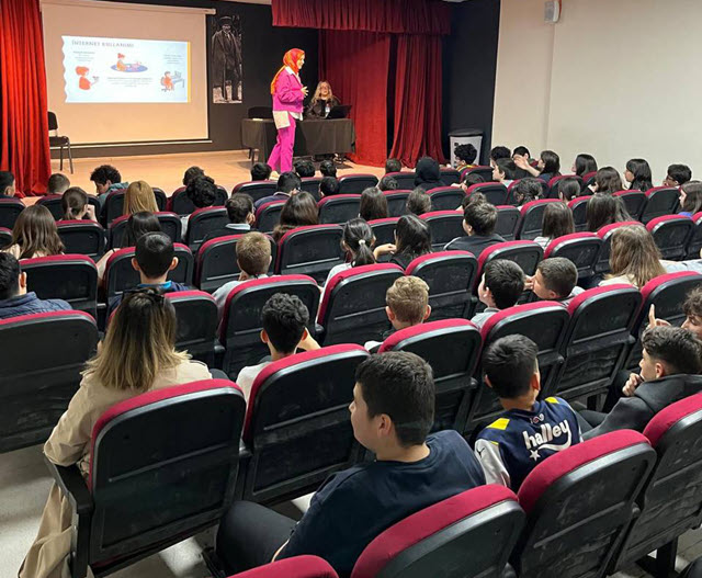  Büyükşehir’den öğrencilere “Dijital Denge” semineri