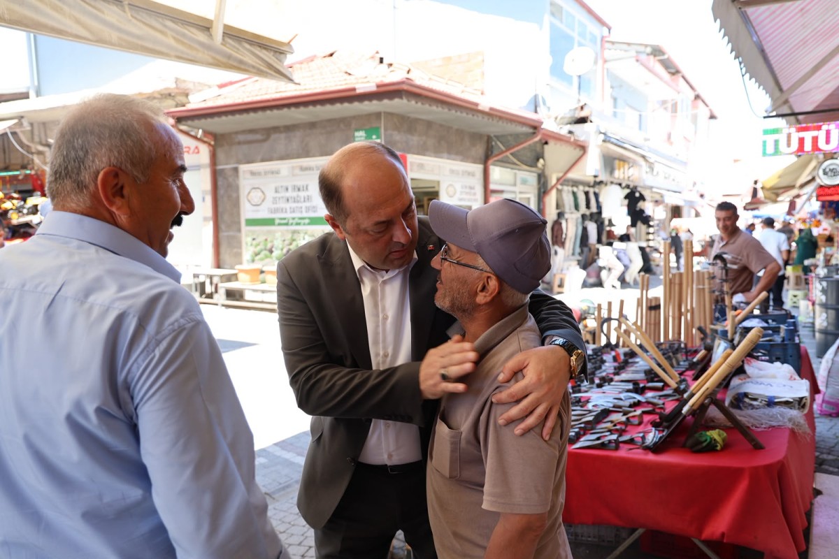 BAŞKAN SELÇUK YILDIZ PERŞEMBE HALK PAZARI’NI ZİYARET ETTİ