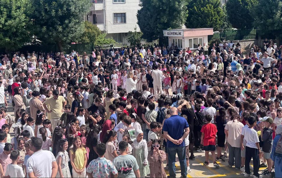 Ali Dilmen İlköğretim Okulu Müdür Derya Karakavuz'a Çiçek Yağmurlu Veda