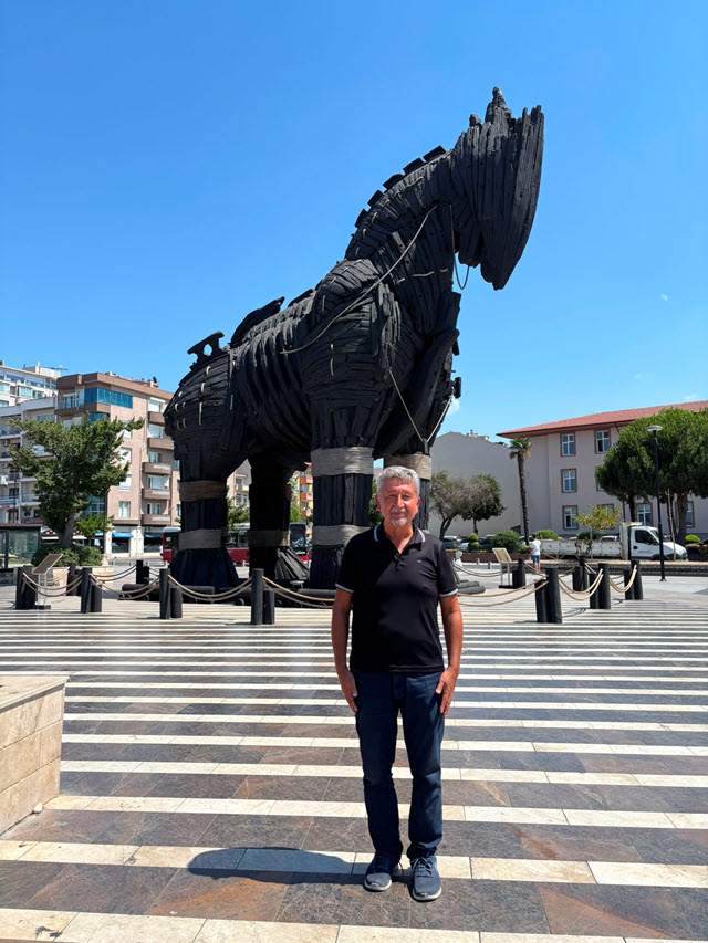 Tarihçi Rıdvan Şükür Çanakkale Şehitliklerini ve Şehir Merkezini Gezdi