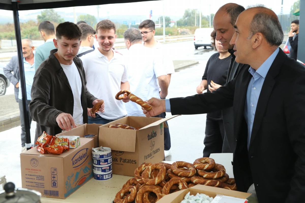 HENDEK BELEDİYESİNDEN ÜNİVERSİTE ÖĞRENCİLERİNE SICAK KARŞILAMA