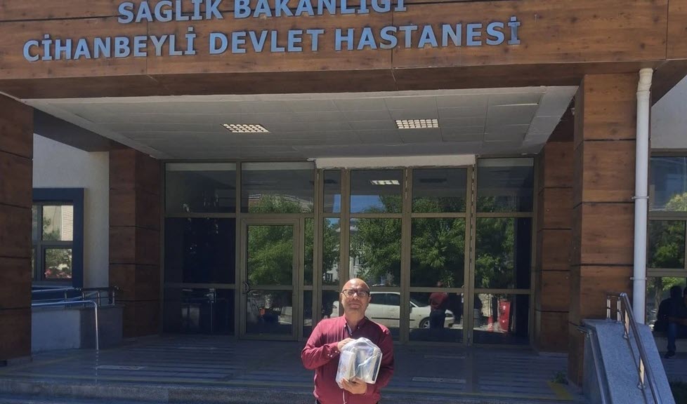 Konya’da yürekleri ısıtan davranış! Cihanbeyli'deki öğretmen kendi eserlerini hediye etti!