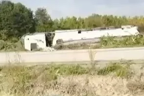Düzce'de benzin yüklü tanker devrildi