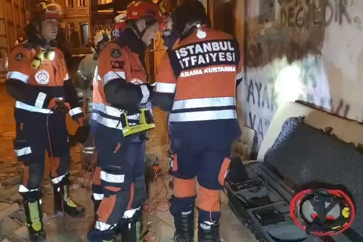 Beyoğlu’nda 5 katlı metruk çöktü!