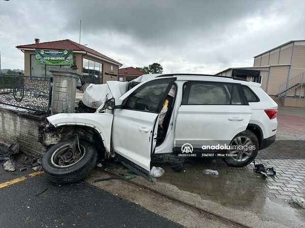 Sakarya'da kızını YKS'ye yetiştirmek isteyen baba, otomobilin duvara çarptığı kazada öldü