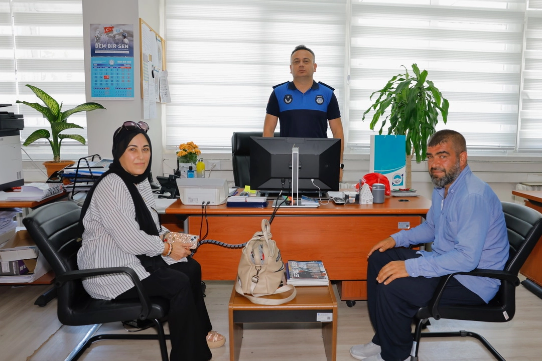 Kayseri zabıtası kayıp cüzdanı sahibine teslim etti