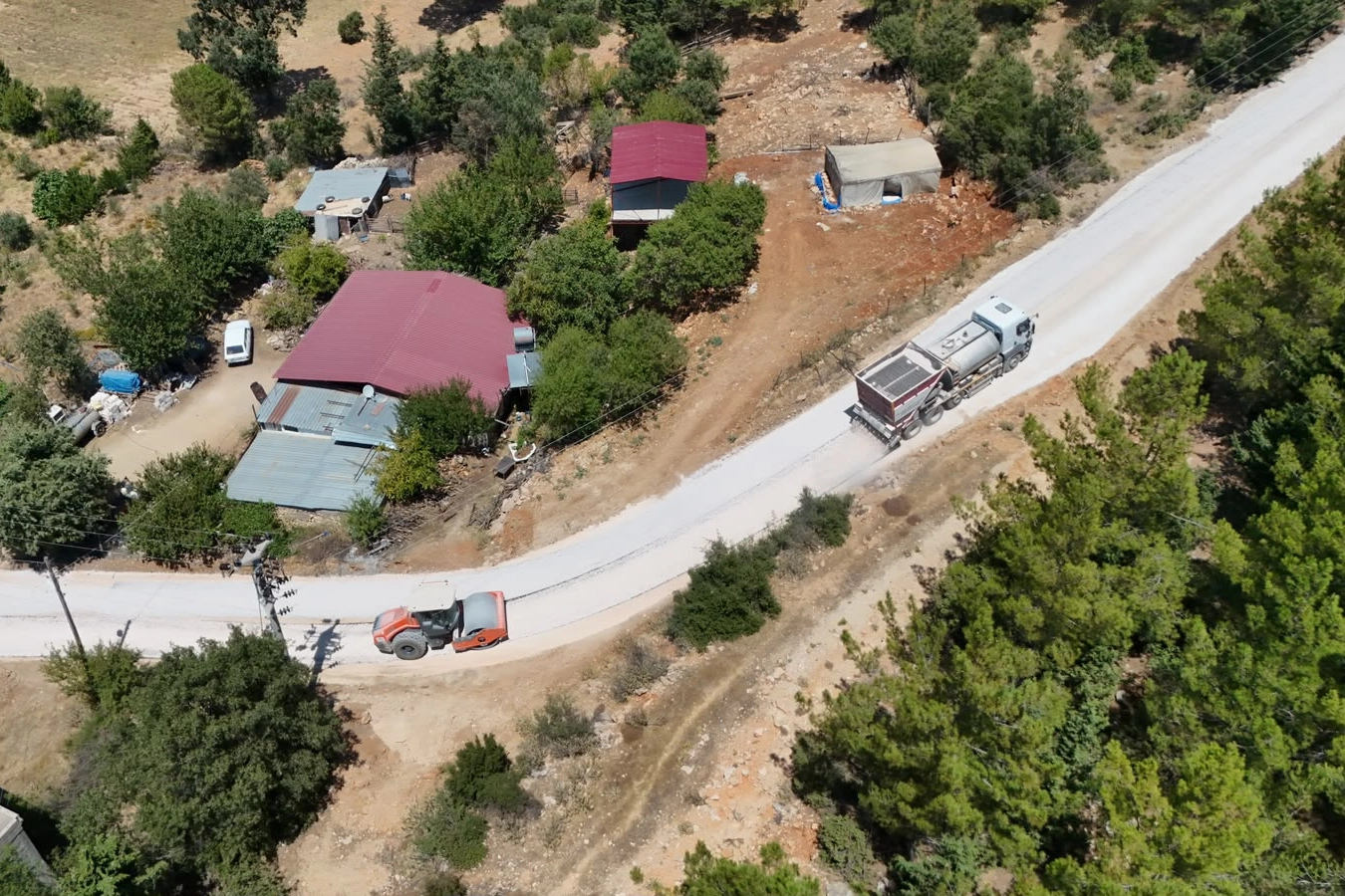 Mersin Büyükşehir’den Balandız’a Üretici Yolu Desteği