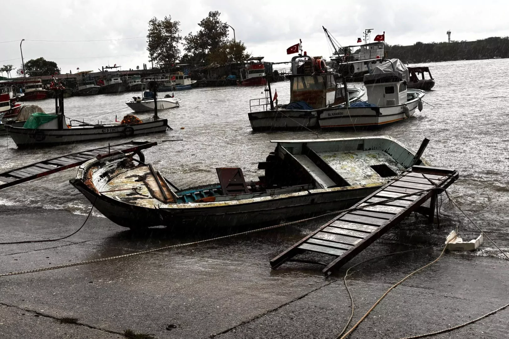 Düzce Akçakoca’da fırtına 14 tekneye zarar verdi
