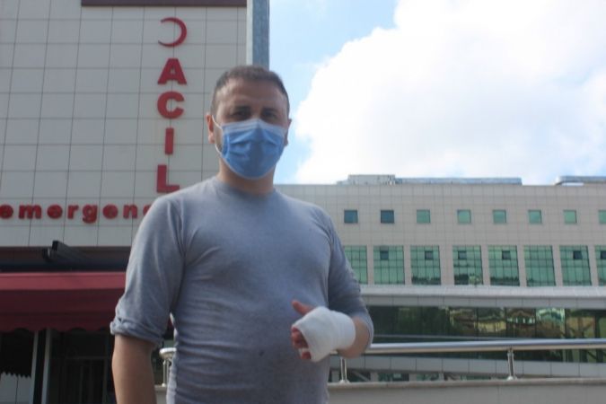 Acemi kasap elini sokan arıyı bıçakla uzaklaştırmak isterken hastanelik oldu