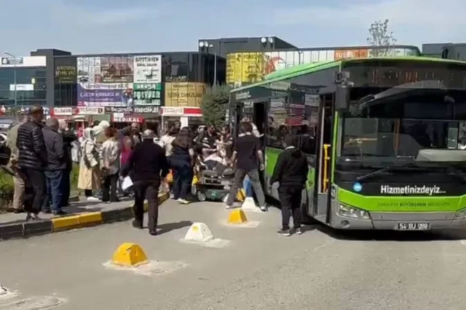 Sakarya'da otobüs hattan çıktı, hastaneye gitti