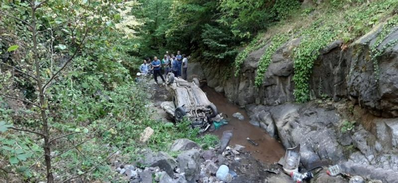 Hendek Dikmen'de Kontrolden çıkan otomobil dere yatağına uçtu: 1 ölü, 2 yaralı