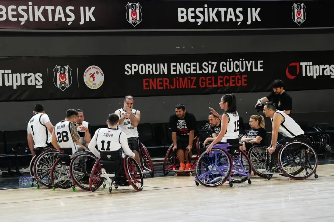 Tekerlekli sandalyeliler potada dostluk maçında buluştu