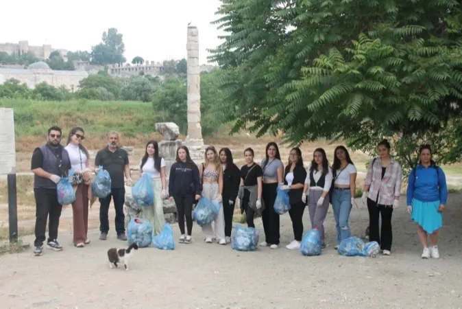 İzmir Efes MYO'dan kültürel miras alanında temizlik