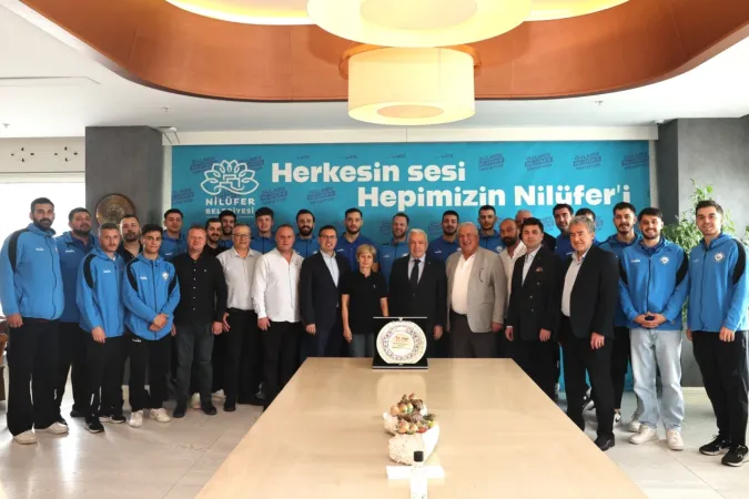 Nilüferli hentbolcular başarılarını Başkan Özdemir’le paylaştı