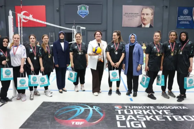 Bilgievi kursiyerleri, voleybol maçında hünerlerini konuşturdu