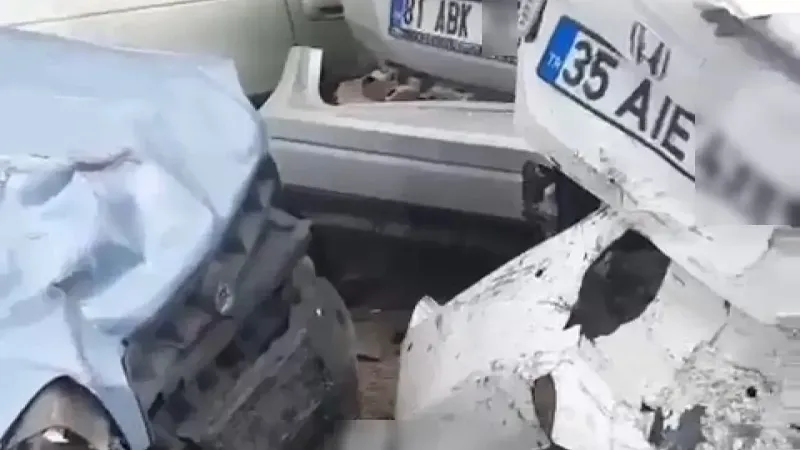 Düzce D-100'de zincirleme kaza... Otomobil fabrika duvarını yıktı!