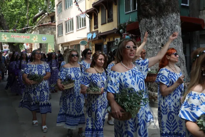 Bursa Mudanya'da zeytinin bereketi Tirilye sokaklarına taştı