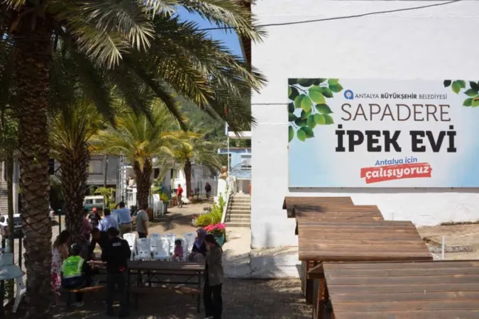 Antalya Büyükşehir’den üreticiye ipek böceği beslenme tablası
