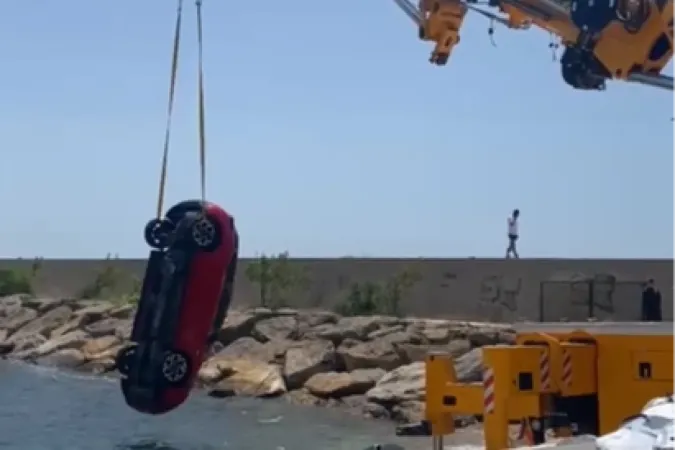 Keşan'da el freni unutulan otomobil denize uçtu
