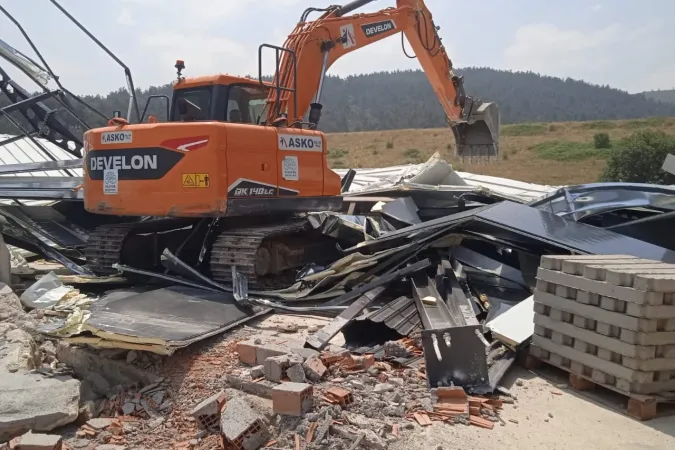 Bursa Kayapa’da kaçak fabrika yıkıldı