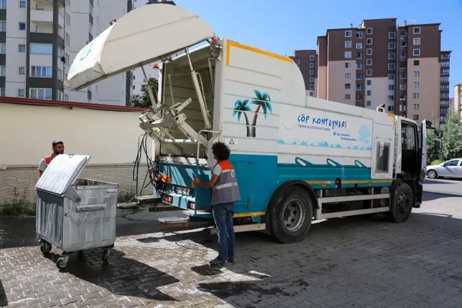 Kayseri Talas'ta konteynerlara parfümlü bakım