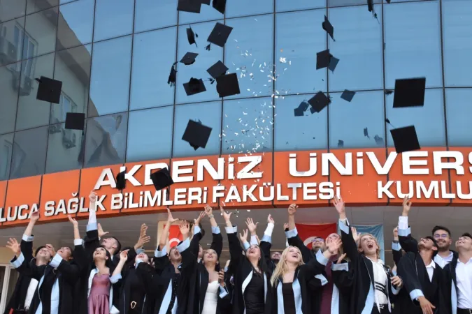Akdeniz Üniversitesi Kumluca MYO'da mezuniyet coşkusu