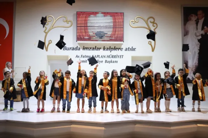 İzmit'te Çınar Çocuk Evleri'nde mezuniyet sevinci