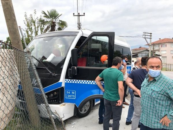 Sakarya’da işçi servisi ile yolcu minibüsü çarpıştı: 17 yaralı