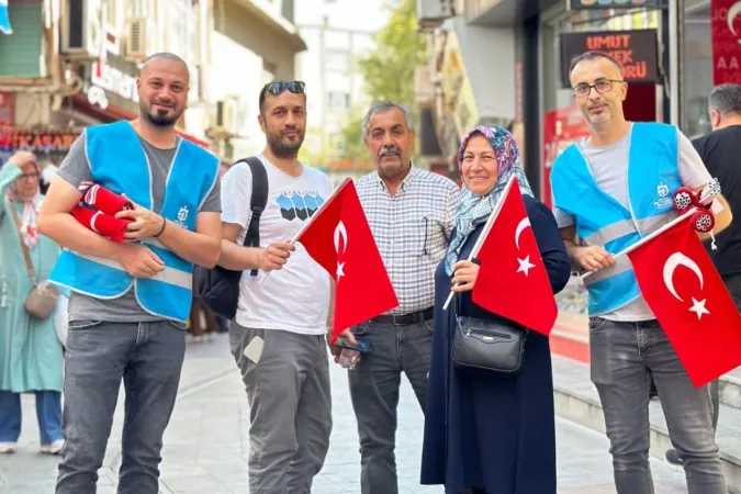 Esnafa ve vatandaşlara binlerce bayrak dağıtıldı