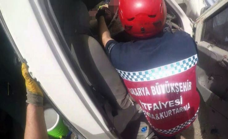 İtfaiye erlerinin kazada sıkışan kişileri kurtarma operasyonu adeta nefes kesti
