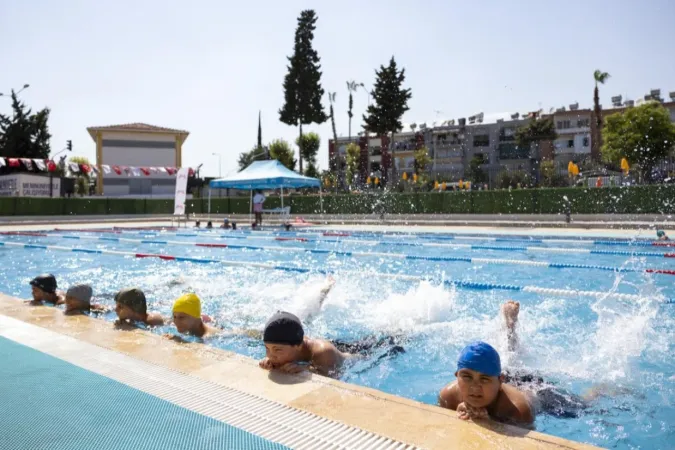 Mersin’de 7’den 70’e Herkes Eğlenerek Yüzme Öğreniyor