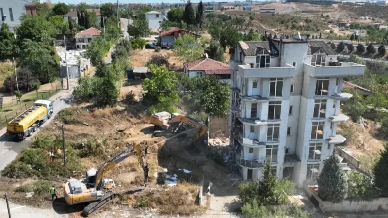 Kocaeli Çayırova’da riskli yapılara yıkım