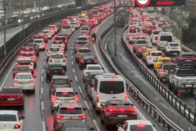 Trafiğe kayıtlı araç 32,6 milyonu aştı... Elektrikli ve hibrit araçlarda artış