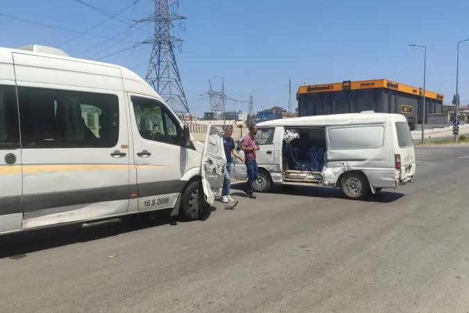 Bursa’da trafik kazası güllümsetti! Kapısını arayan şoför, servis minibüsünde buldu