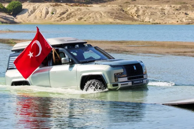 Bu arabalar hem yüzüyor, hem etrafında dönüyor, hem de zıplıyor!