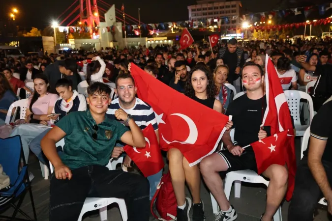 Kocaeli Kent Meydanı'nda yer gök kırmızı-beyaz