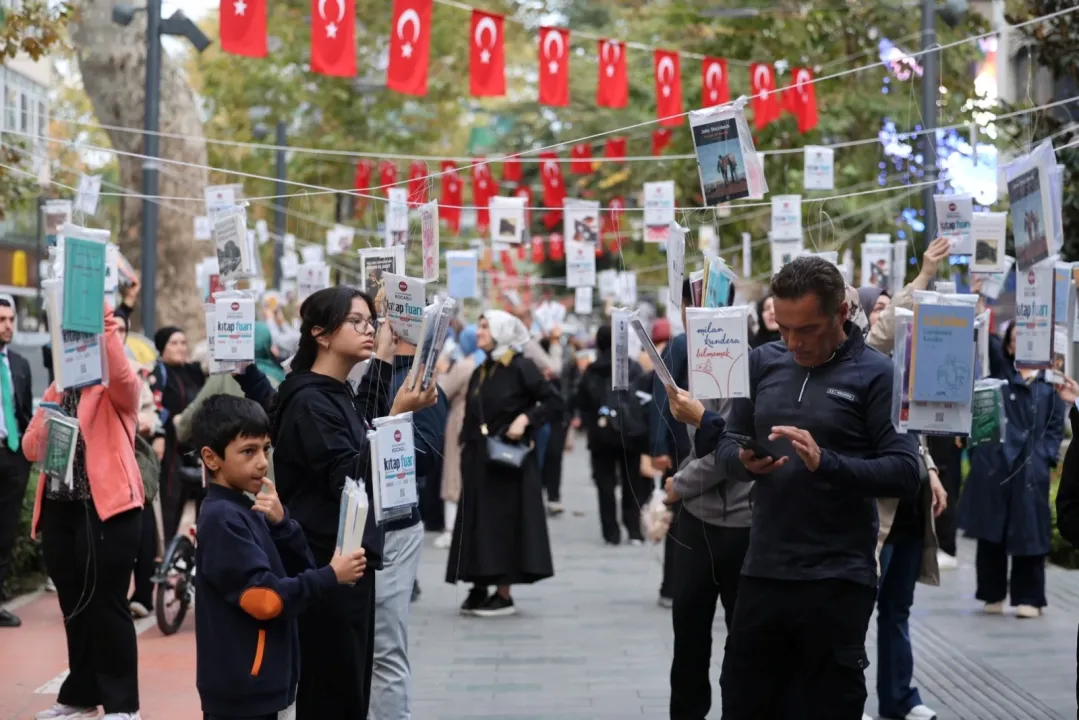 Kocaeli'da kitaplar yine ağaçlarda açtı!