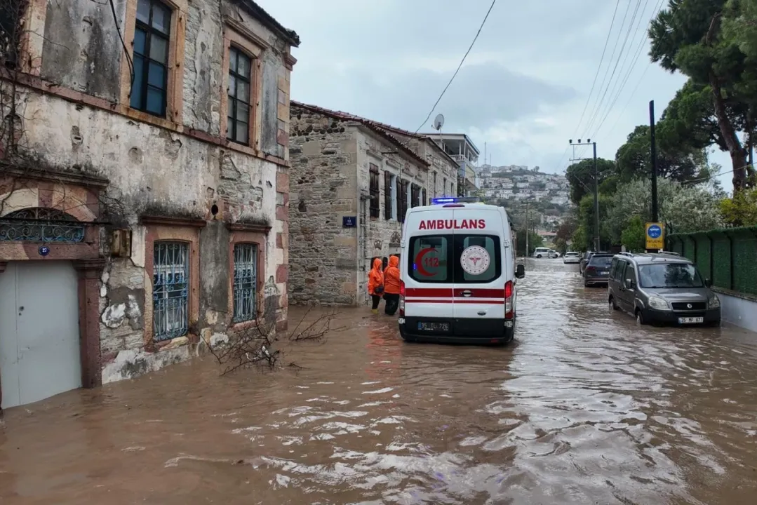 Kuvvetli yağış uyarısı! Foça'da bir kişi kayıp!