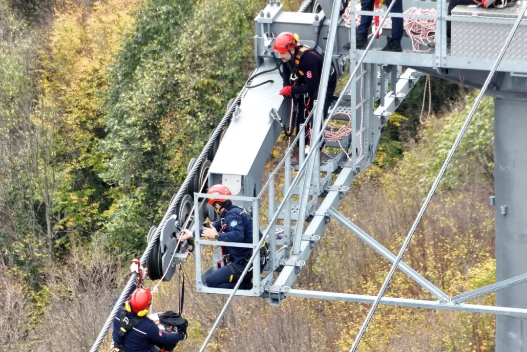 Kocaeli'de teleferik hattında nefes kesen kurtarma tatbikatı