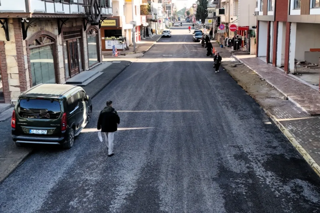 Kocaeli Büyükşehir’den Kartepe’de yol yenileme çalışması