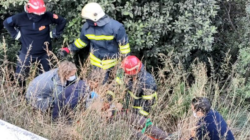 Kocaeli'de türbeye elektrik kablosu çekerken ormanlık alana yuvarlandı