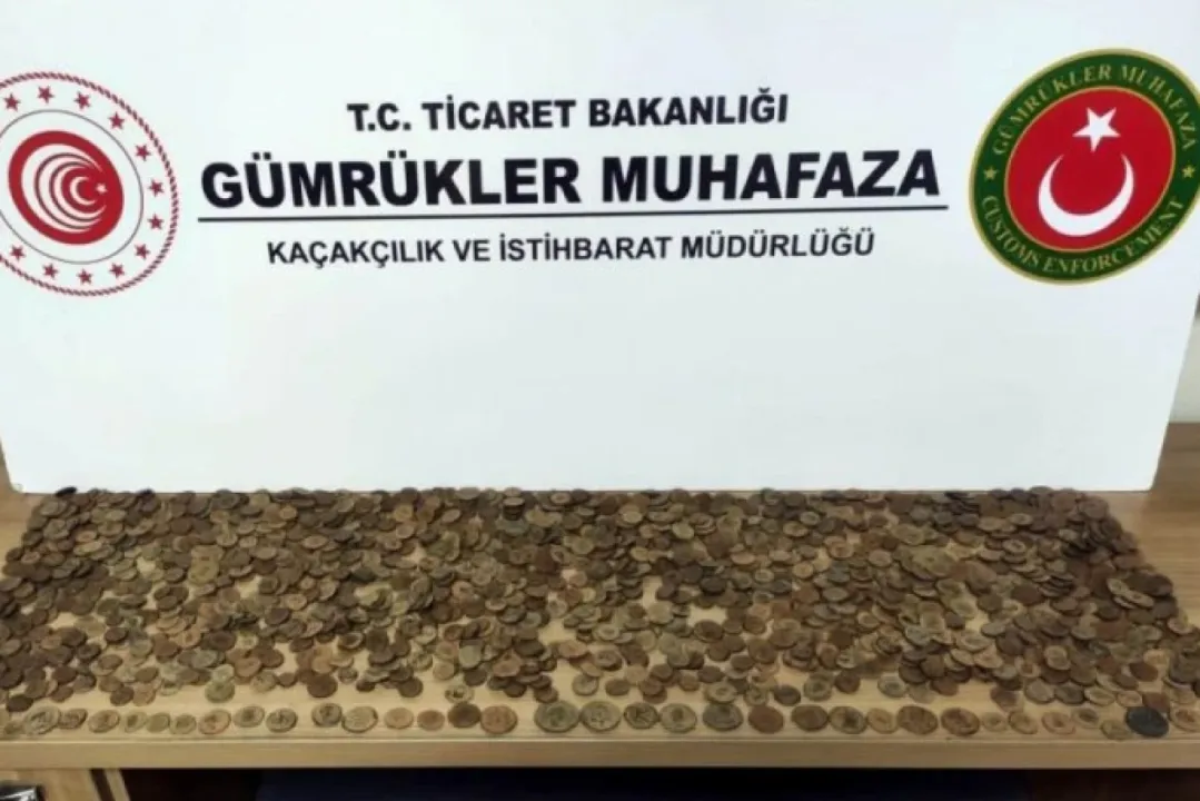 İzmir'den İtalya'ya kaçırılacaktı! 7 bin 550 sikke ve figür ele geçirildi