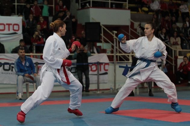 Hendek Bel.Karate Takımı sporcuları başarılı bir performans sergiledi.