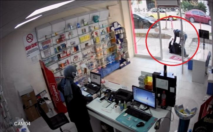 Eczanedeki çalışanı, yaşlı adamı kaldırıma böyle fırlattı