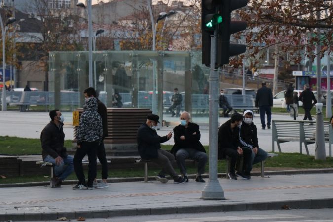 Yüksek kesimlerde kalanlar kış, şehir merkezindekiler adeta baharı yaşıyor